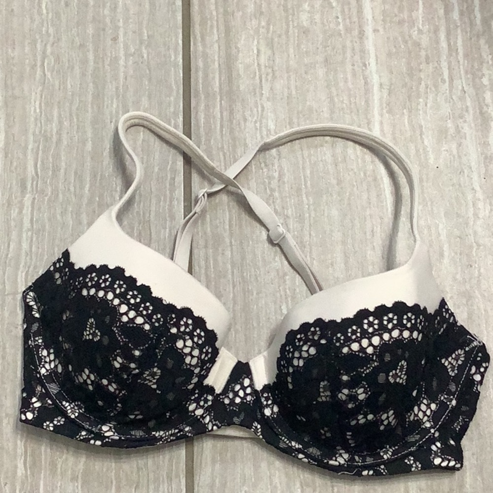 NWOT 32D Victoria Secret Lined Demi with Lace.